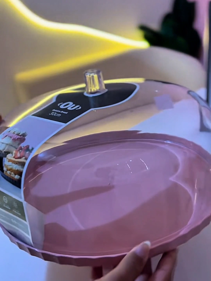 ✨A boleira perfeita pra deixar sua mesa ainda mais linda! 💖 Com design delicado, cor rosa encantadora e tampa transparente, ela valoriza qualquer doce — de um simples bolo de aniversário a uma sobremesa especial. 🍰🌸 Ideal pra quem ama receber com estilo e deixar tudo impecável! ⠀ 💬 Comenta “EU QUERO” aqui nos comentários ou chama no direct pra garantir a sua! ⠀ #mesaaposta  #boleira  #decoraçãodefesta  #cozinhachic . #doces 