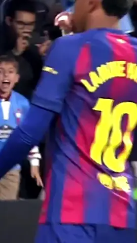 🩵 Un niño besa y señala el 𝗘𝗦𝗖𝗨𝗗𝗢 del Celta a Lamine Yamal en la celebración de su gol. 👏🏻 ¡𝗠𝗨𝗖𝗛𝗜́𝗦𝗜𝗠𝗢 𝗛𝗢𝗡𝗢𝗥! ¡𝗣𝗨𝗥𝗢 𝗖𝗘𝗟𝗧𝗜𝗦𝗠𝗢! #celta #laliga #futbol #lamineyamal #barça 
