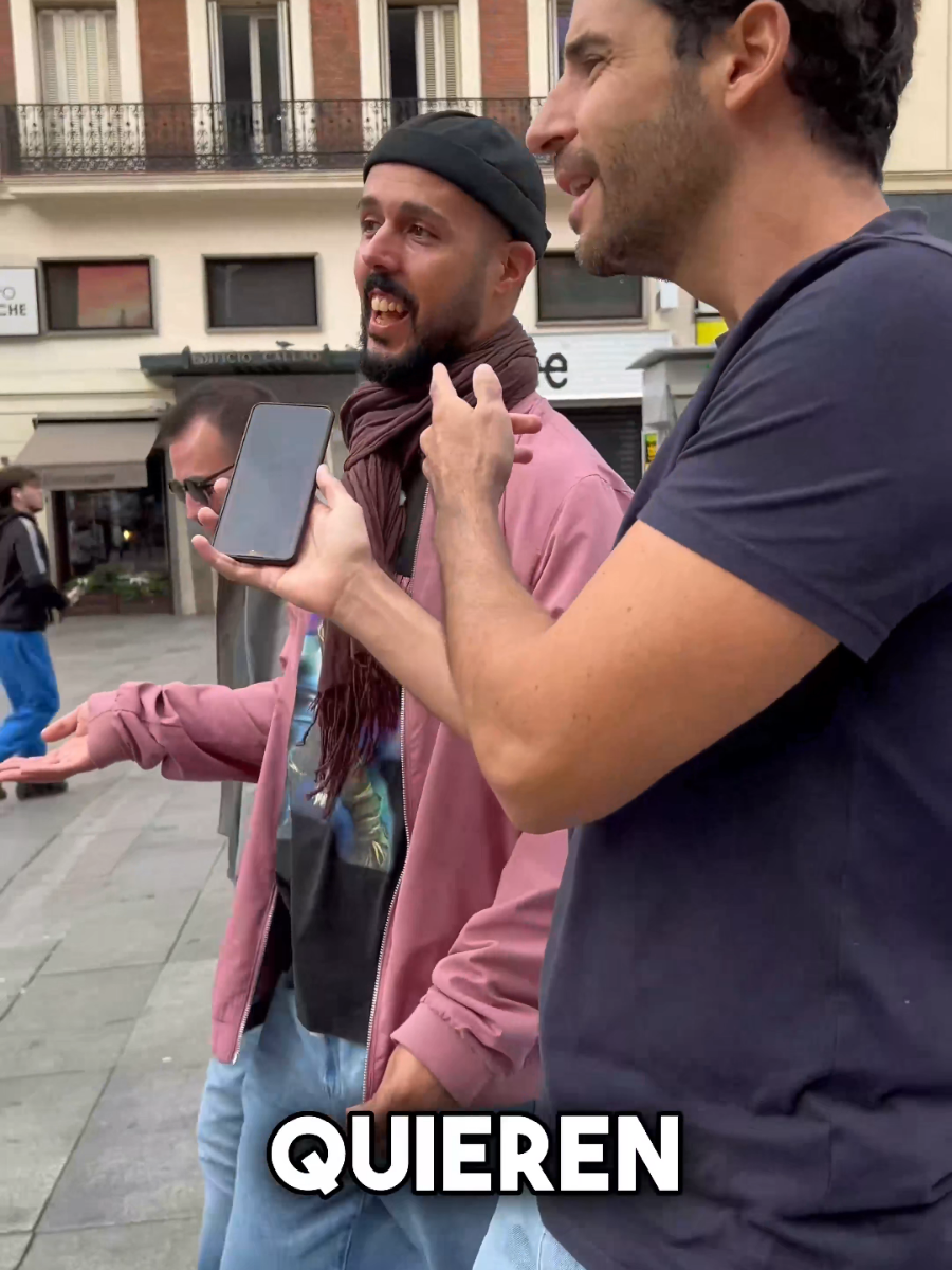 A veces la miro y lloro... Sigue la canción de Andy y Lucas Tanto la quería. Cantando por la calle #tantolaqueria #andyylucas #cantandoporlacalle 