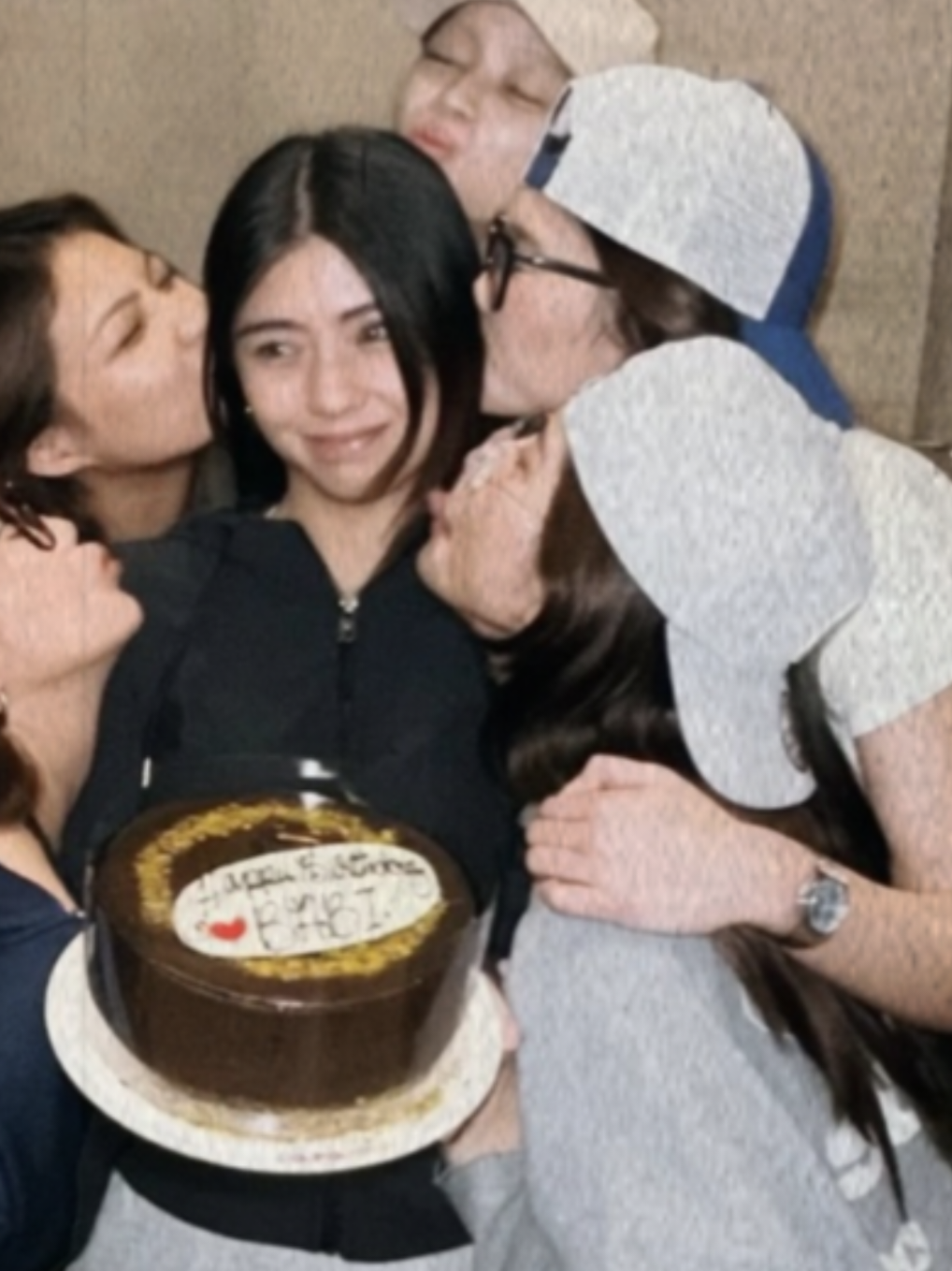 jhoanna saw the only chance she can kiss mikha and took it 😆 #BINI #binimikha #binijhoanna #offcamz #jhomikha 