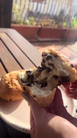 PANGOCCIOLI 🥯🍫 SENZA LIEVITAZIONE ❌ Ingredienti: - 100 g yogurt 0% → 60 kcal | 5g pro | 0g fat | 4g carb   - 40 g albume → 20 kcal | 4g pro | 0g fat | 0.5g carb   - 130 g farina 00 → 455 kcal | 13g pro | 1g fat | 95g carb   - 15 g gocce di cioccolato fondente → 75 kcal | 1g pro | 5g fat | 6g carb   -lievito istantaneo per dolci (mezza bustina) Per 1 pangocciolo: - ~305 kcal   - ~11.5 g proteine   - ~3 g grassi   - ~52.5 g carboidrati  