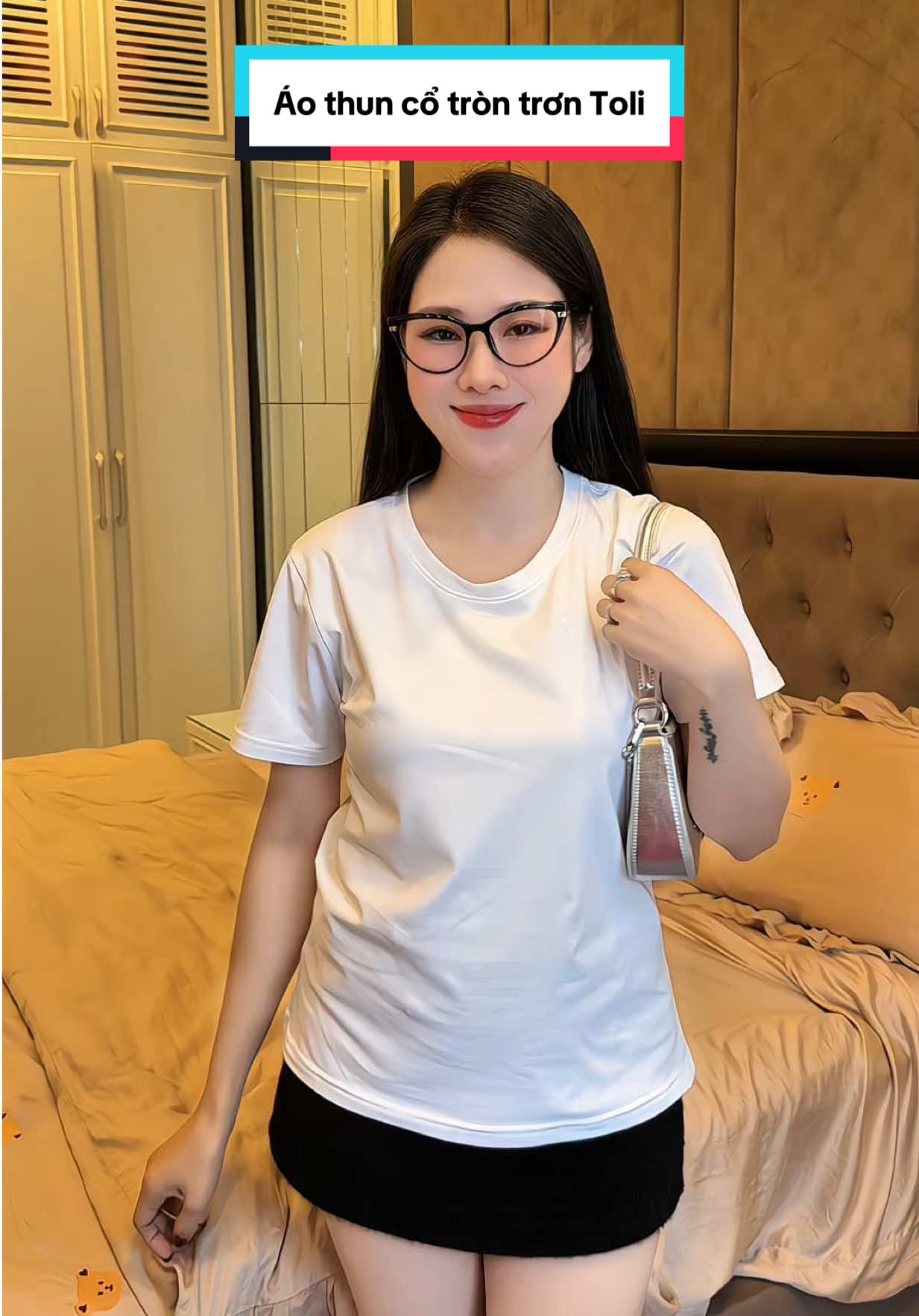 Một con áo thun đơn giản nhưng không thể thiếu trong tủ đồ chị em mình nè #aothuntoli  #thoitrangnu #emilyhuong #myoutfit 