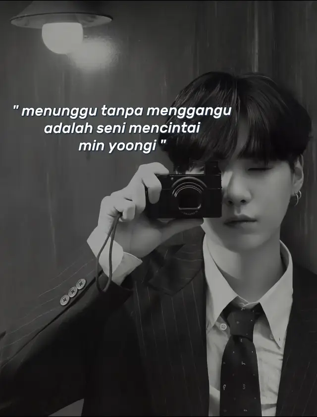 Bahan 5 bakso (iris-iris) 3 sosis (iris serong) 3 lembar daun jeruk (buang tangkainya) Cabai bubuk secukupnya 1 ruas kencur Cara membuat: Bersihkan kencur, lalu iris tipis dan goreng dengan daun jeruk sampai harum. Kemudian haluskan. Goreng baksi dan sosis hingga kering dan gurih, tiriskan. Campurkan semua bahan ke dalam wadah dan aduk sampai rata, Siap dinikmati! #suga #yoongi #fypage #bts #estetik 