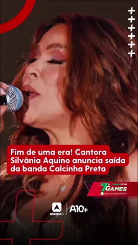 Às vésperas da gravação do DVD de 30 anos, a cantora Silvânia Aquino anunciou oficialmente sua saída da Banda Calcinha Preta na noite desta segunda-feira (10), por meio de um comunicado divulgado nas redes sociais. O desligamento, conforme informado, foi decidido em comum acordo e marca o encerramento de um ciclo no grupo que é referência no forró eletrônico brasileiro.  No texto, Silvânia agradeceu o carinho e o apoio do público ao longo dos anos e mencionou a importância da banda em sua trajetória artística. “Foram anos de história, amor, dedicação e música. A Calcinha Preta foi minha casa, o lugar onde cresci como artista”, declarou. Ela também afirmou que sua história na música não termina com essa saída, deixando em aberto seus próximos passos profissionais. Desde seu ingresso, Silvânia se tornou uma das vozes mais emblemáticas do Calcinha Preta, participando de sucessos que marcaram gerações. Rumores nos bastidores apontavam para uma mudança na formação da banda, especialmente após a ausência de Silvânia em alguns shows recentes, o que acabou sendo confirmado com o anúncio oficial. Leia no A10mais.com 📲 #a10mais #calcinhapreta #silvaniaaquino #forro #nordeste  