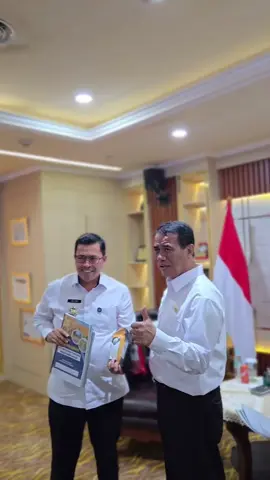 Hari ini kami bertemu dengan Mentri Pertanian Republik Indonesia yaitu bapak Andi Amran Sulaiman, guna membahas Pembangunan dan Pengembangan sektor Pertanian yang ada di Kabupaten Aceh Tengah. 