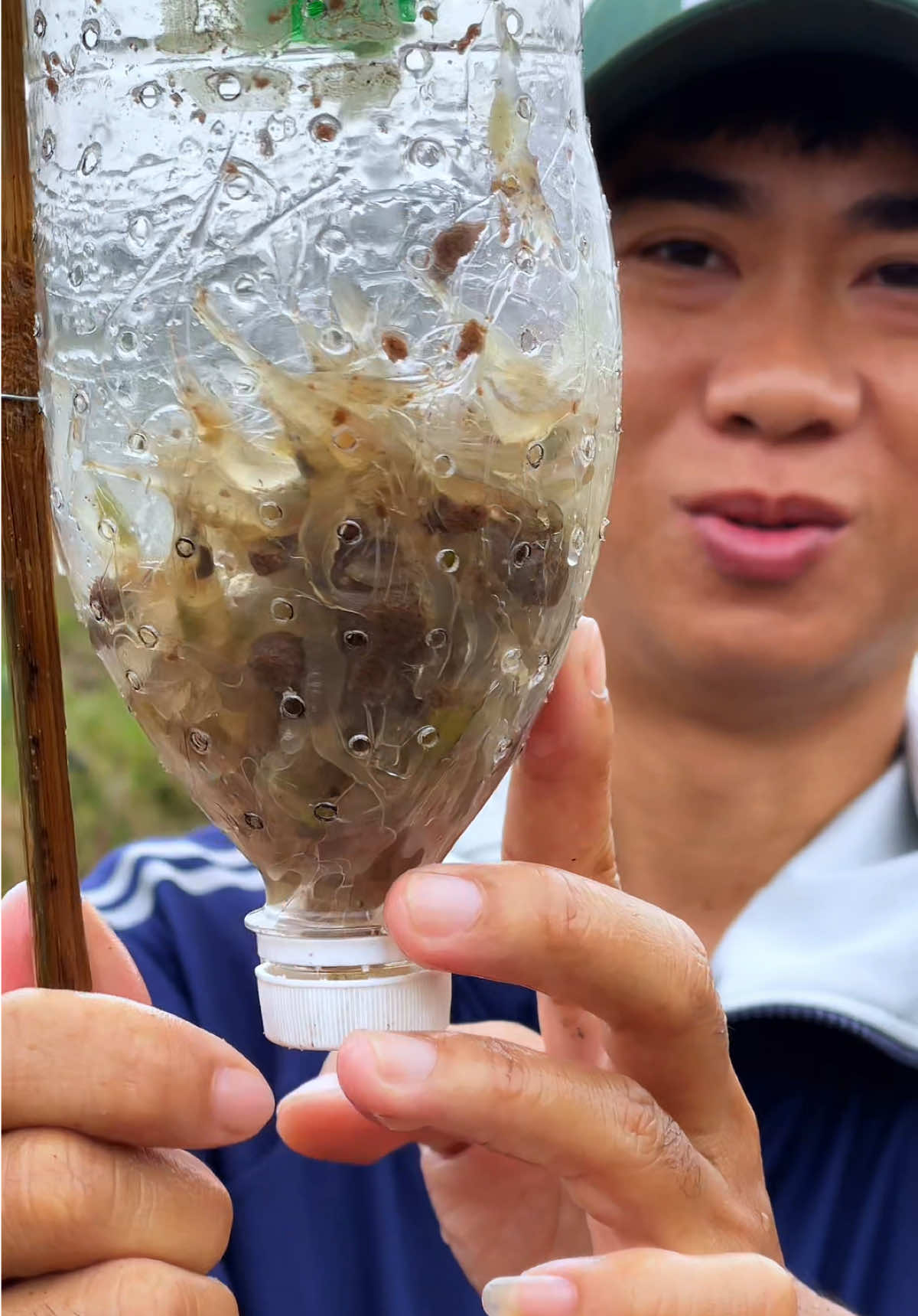 Tự chế đồ đặt tép bằng những chai nhựa trong thùng rác