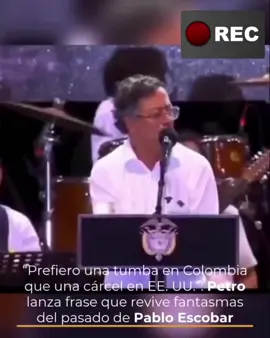 ÚLTIMA HORA 📢  En medio de una tormenta política que cruzó fronteras, el presidente Gustavo Petro soltó una frase que encendió las redes y puso a más de uno a hacer memoria: “Prefiero morir luchando en Colombia que terminar preso en el extranjero”. La declaración se dio durante su intervención en la Cumbre Celac-UE, en respuesta a un supuesto plan revelado por la revista Cambio, donde se menciona una estrategia liderada por el senador republicano Bernie Moreno para vincularlo con el narcotráfico y llevarlo a prisión en Estados Unidos. El escándalo estalló tras la difusión de una imagen tomada en la Casa Blanca, en la que se ve un documento con fotos generadas por inteligencia artificial que muestran a Petro y Nicolás Maduro vestidos con trajes de reclusos. El mandatario colombiano no se quedó callado y calificó el hecho como una “acción violenta” que busca eliminar su proyecto político. Además, llamó a consultas al embajador de Colombia en Washington, Daniel García Peña, como medida diplomática frente a lo que considera un ataque directo a la soberanía nacional. La frase de Petro no tardó en ser comparada con aquella que en su momento pronunció Pablo Escobar: “Prefiero una tumba en Colombia que una cárcel en Estados Unidos”. Aunque el contexto es completamente distinto, el eco de esas palabras generó revuelo entre sus críticos, quienes cuestionan el tono desafiante del presidente. Petro, por su parte, anunció que llevará el caso ante la OEA y reiteró que no permitirá que se reescriba la historia de Colombia bajo presiones externas. #petro  #pabloescobar #ultimahora #noticias #queopinas 