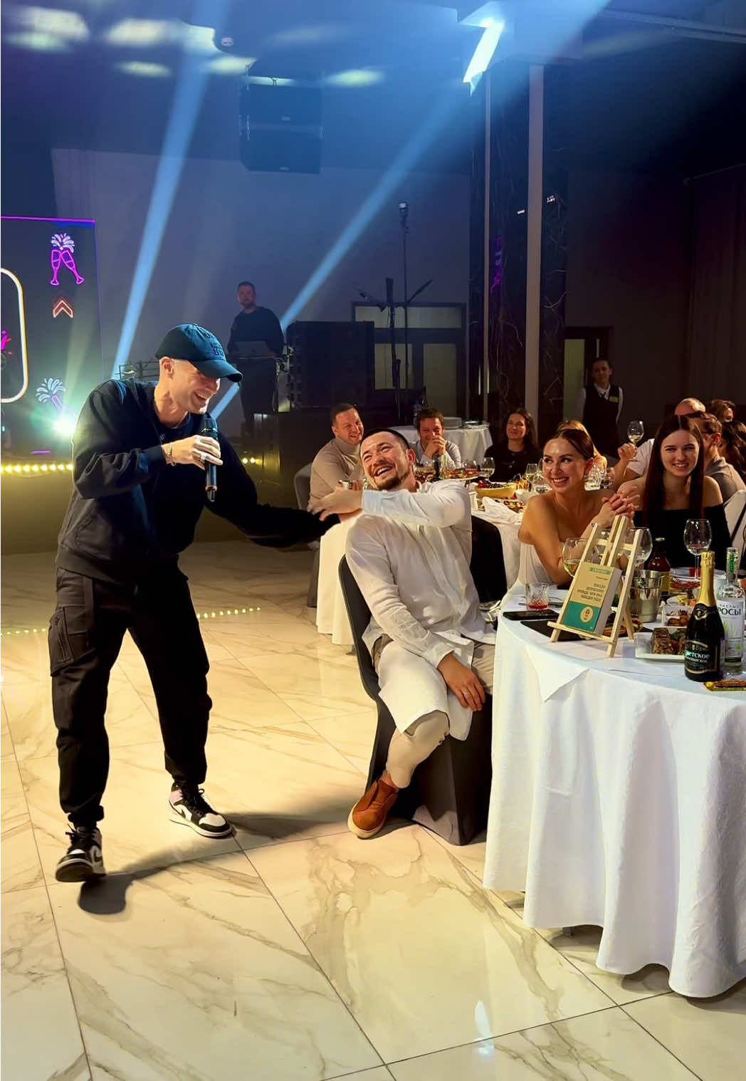 Читаю #фристайл на празднике😎 а Вы любите костюмы?) Благодарю за подписку🤙