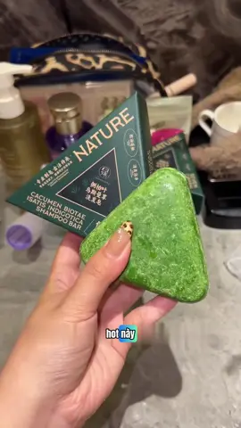 🌿Tóc bết, gàu nhiều, da đầu ngứa ngáy? Đã có xà phòng gội đầu thảo dược Qilv Usman 💚 Chiết xuất từ hà thủ ô, lá trắc bách diệp, cỏ Usman giúp giảm gàu, kiểm soát dầu, nuôi tóc chắc khỏe✨ Bọt mịn, mùi thảo mộc tự nhiên, gội xong tóc bồng bềnh, mềm mượt và thơm lâu 🍃 Dùng 1 bánh nhỏ nhưng hiệu quả gấp nhiều lần dầu gội thông thường!🧼 #QilvUsman #XàPhòngGộiĐầuThảoDược #HàThủÔ #LáTrắcBáchDiệp #CỏUsman      