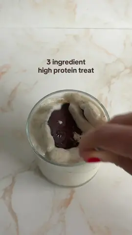 My new favourite high-protein sweet fix ✨  Mix 4 tbsp low fat Greek yoghurt in a jar/glass. Add a scoop of protein powder (I used vanilla). Melt 20 grams of dark chocolate and spread on top. Place in freezer for 5-10 minutes until chocolate has hardened.  280 calories, 28 grams of protein  #highproteintreat #highproteindessert #healthydessert #easysnack 