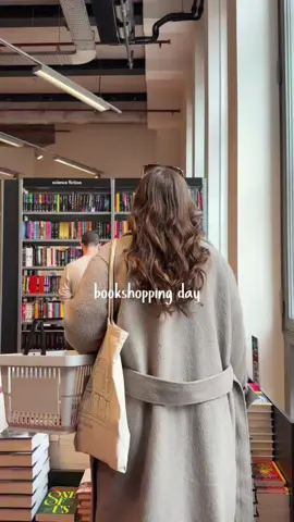 the coziest november day with my fav girlies 🍂📖⭐️ @Emma’s Bookshop Rotterdam @Emma Teubel @Donner @WAFFEL #bookclub #bookshopping #bookish #booklover #bookhaul @Emily 📖🛼🎀✨️ @Josine 💜🌸 @Isa Lever 