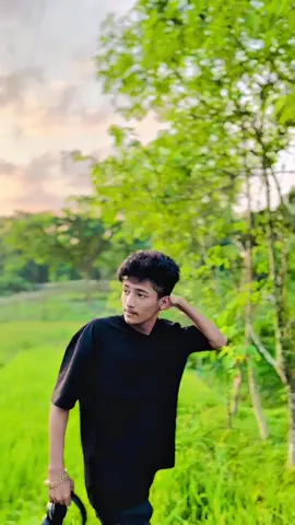 -/Need caption 🤌🏻 #outfit colored guy#foryou #100kviews #fypシ゚ #viralvideo @Rakib's wife 