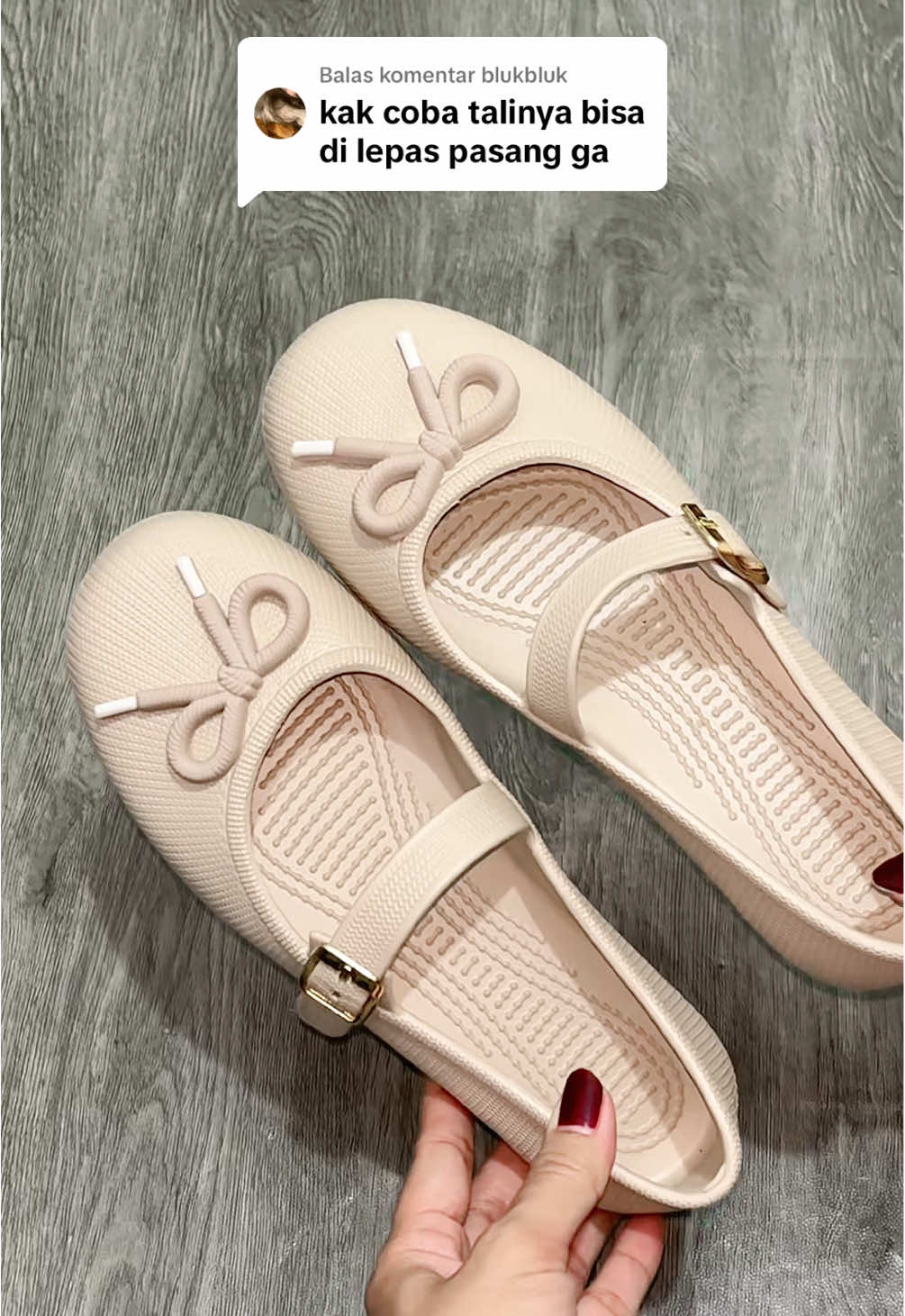 Membalas @blukbluk tali gesper nya bisa di atur besar kecil yaa kak, jd aman buat tipe kaki lebar maupun ramping☺️ #sepatukaret #sandalwanita #flatshoes #sepatusandalkaret #flatshoesjelly 