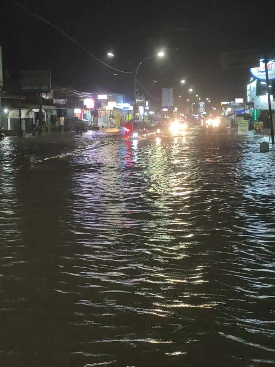 TETAP JAGA KESELAMATAN YG LEWAT BLANDONG COMAL #COMAL #lampumerahblandong #banjircomal #hujancomal #infocomal 