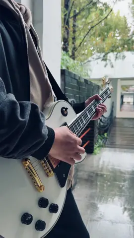 Mainkan Gitar Elektrik 