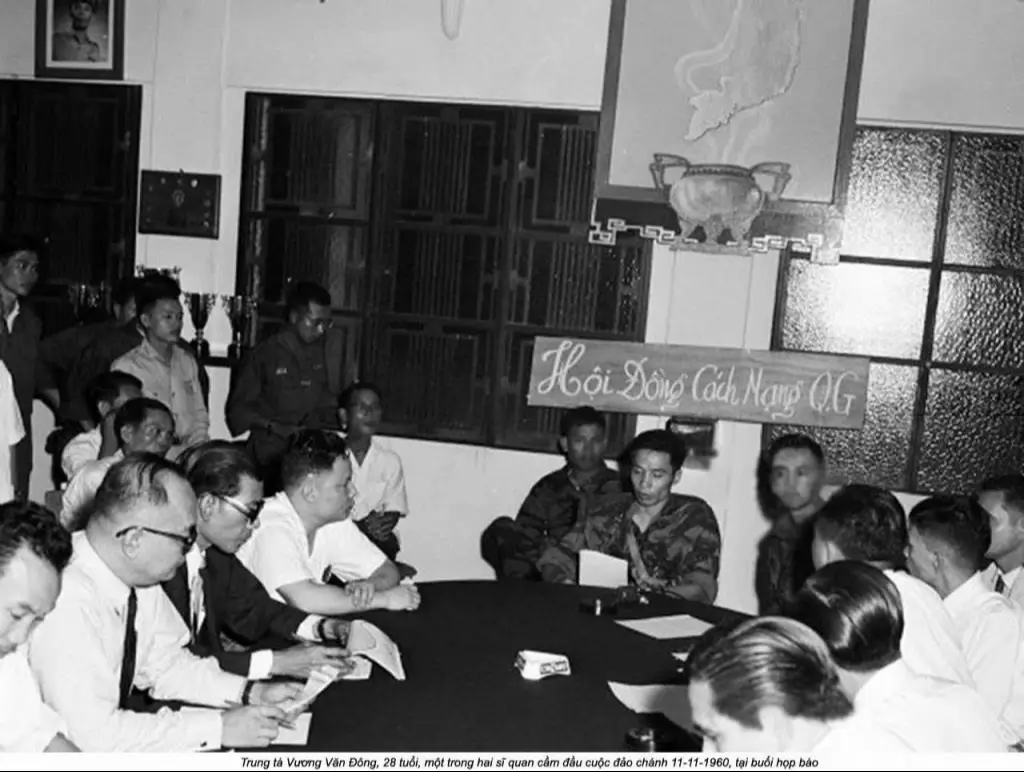 Ngày 11/11/1960, tại Sài Gòn, một cuộc đảo chính, do Đại tá dù Nguyễn Chánh Thi và cấp dưới Vương Văn Đông cầm đầu, đã mở màn cho chuỗi hỗn loạn trong nội bộ chính quyền VNCH. Kế hoạch không gì khác nhằm lật đổ chính quyền gia đình trị của Ngô Đình Diệm.  Cuộc đảo chính tuy gây được bất ngờ ban đầu, làm chủ không ít cơ quan quan trọng, thậm chí tổ chức được họp báo. Tuy nhiên, cuộc đảo chính không như kịch bản hoàn hảo: lực lượng đảo chính tuy khởi đầu chiếm được vài vị trí chủ chốt, nhưng lại chậm trong phong tỏa thành phố, và bị lãnh đạo chính quyền Diệm dùng cách “câu giờ” bằng thương lượng để kéo thời gian.  Kết quả, cuộc đảo chính thất bại. Nguyễn Chánh Thi và Vương Văn Đông phải trốn chạy sang Campuchia. Hơn 400 người được cho là đã qua đời oan uổng trong cuộc giao tranh, trong đó có cả thường dân tò mò xuống đường.  Dù thất bại, cuộc đảo chính ngày 11/11/1960 đã trở thành phát sét đánh thằng vào ngôi đền của chế độ Diệm – Nhu. Nó là lần đầu tiên Quân lực Việt Nam Cộng hòa tìm cách thay đổi hệ thống chính trị, khởi đầu cho cả một “chuỗi đại loạn”, từ đảo chính, bất ổn chính trị, biểu tình, bạo động, tới liên tiếp các cuộc lật đổ chính quyền trong những năm sau.  Hậu quả ngay lập tức là Diệm gia tăng củng cố quyền lực, bóp nghẹt các phe đối lập, kiểm soát quân đội chặt hơn. Nhưng về dài hạn, miền Nam bước vào chu kỳ biến động không ngừng: năm 1963 chính Diệm bị lật đổ, rồi miền Nam trải qua hàng loạt chính biến, mất ổn định và rồi là leo thang chiến tranh với việc Mỹ cùng đồng minh đổ quân trực tiếp, mà hậu quả đến ngày nay vẫn còn thấy rõ.  Đồng thời, vụ việc cũng đã gây lung lay niềm tin dữ dội trong nhân dân miền Nam, vốn đang mệt mỏi với những cuộc tố cộng – diệt cộng, 10-59. Một chế độ được xây dựng trong bối cảnh chống cộng, xây dựng “nền cộng hòa miền Nam” nhưng lại bị chính người trong đội ngũ của mình phản kháng. Người lính nhảy dù, sĩ quan thiết giáp, vốn là những lực lượng mạnh mẽ nhất, tới mức thành biểu tượng của quyền lực vũ trang, lại chọn nổi loạn để tạo ra chính quyền có lợi cho mình.  Như vậy, cuộc đảo chính 11/11/1960 đã mở “cánh cửa” dẫn tới một hành trình đầy biến động, nơi mà niềm tin dân tộc, trách nhiệm quân đội và sự can thiệp ngoại quốc hòa trộn thành một hỗn độn lịch sử. - 11/11/2025 - Trong bài là loạt ảnh về cuộc đảo chính 11/11/1960, click vào tưng ảnh để xem chi tiết: #tienvinhsusu #lichsu #lichsuvietnam #khangchienchongmy #vietnamwar 