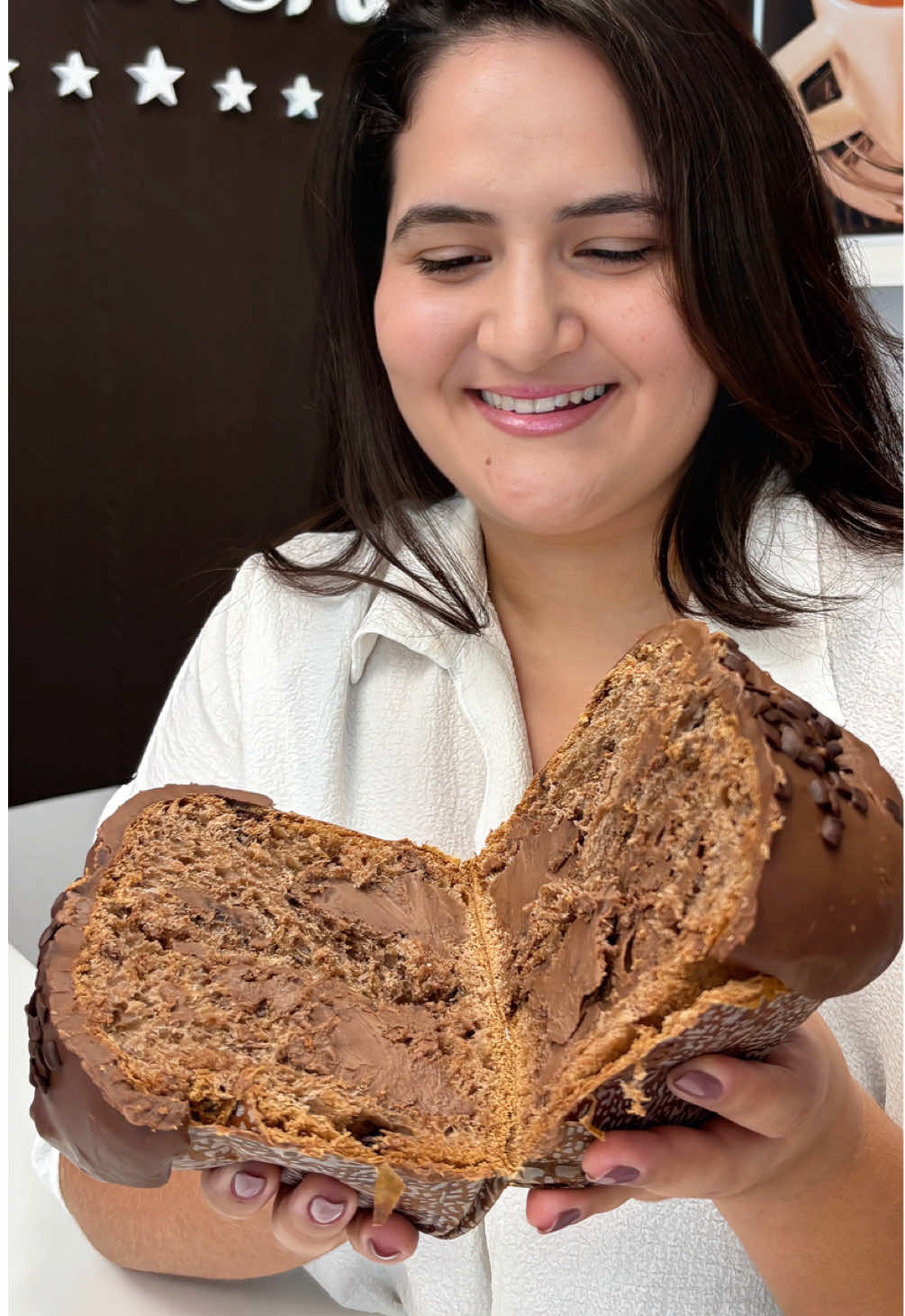 ✨🎄 Lançamento de Natal 2025 Cacau Show! 🎄✨ Chegou o Panettone de Brownie 🍫💛 Uma explosão de sabor que vai conquistar o seu coração desde a primeira fatia! Macio, chocolatudo e simplesmente irresistível! 🤤✨ Passe na Cacau Show Ipueiras e garanta o seu antes que acabe! 🎁 Porque Natal com Cacau Show tem sabor de amor, tradição e muuuito chocolate! 🍫🎅 #CacauShowIpueiras #NatalCacauShow #PanettoneDeBrownie #Lançamento2025