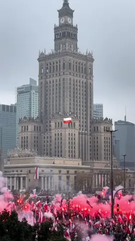 Wybrałam ten kraj sercem 10 lat temu i teraz jest dla mnie drugim domem! ❤️ Kocham Polaków, bo są szczerzy i wolni! Marzę, aby kraj, w którym się urodziłam, też był tak niepodległy jak #Polska! #dzienniepodleglosci #warszawa #marszniepodleglosci 
