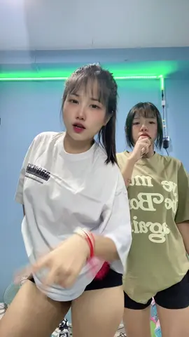 လက်နှစ်ချောင်းထောင်တဲ့အက🤪@S #မြင်ပါများပီးချစ်ကျွမ်းဝင်အောင်လို့🤒🖤 #fyp #foryou #foryoupage #tiktok 