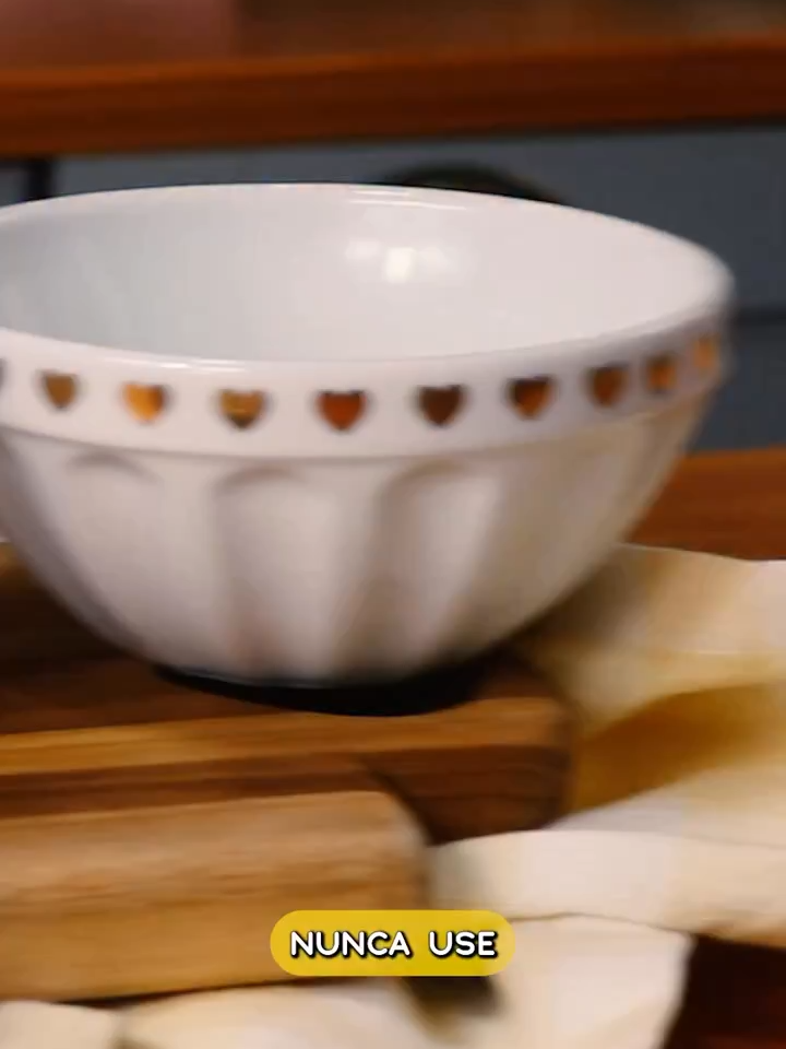 👉🏻 Quer aprender os Segredos dos Brigadeiros Gourmet? Então já segue o perfil @minhabrigadeiradesucesso — aqui eu te mostro como transformar brigadeiro gourmet em faturamento de verdade! 🚨 Agora presta atenção: esses 4 ingredientes NÃO podem entrar no seu brigadeiro se você quer vender mais e fidelizar seus clientes (mesmo que muita gente ainda use). ❌ Farinha de trigo ❌ Ovo ❌ Amido de milho ❌ Achocolatado Pode parecer inofensivo, mas eles acabam com o sabor, a textura e ainda deixam seu doce com cara de “amador”. Assiste o vídeo até o fim que eu te explico por que esses ingredientes são uma cilada pra qualquer confeiteira! 🍫 E me conta aqui nos comentários: Você já usou algum deles sem saber do risco?