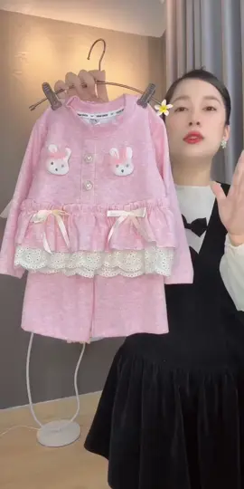 Bộ len lông thỏ mềm mại cho bé yêu! Thiết kế phối ren đáng yêu, chất len thỏ không gây khó chịu.