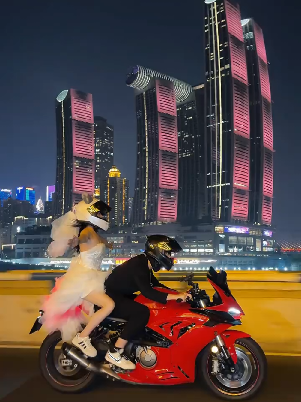 Mỗi người điều có thanh xuân, Mỗi thanh xuân điều có câu chuyện, Mỗi câu chuyện điều có nuối tiếc, Mỗi nuối tiếc điều có những hồi ức đẹp vô tận ❤️ 📍 Trùng Khánh, Trung Quốc