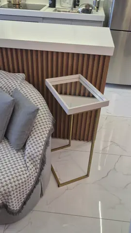 Mesinha lateral perfeita para deixar seu sofá ainda mais funcional! ✨🛋️ Compacta, estilosa e super prática, ela é ideal para apoiar controle, celular, copo ou aquele lanchinho enquanto você relaxa. Um toque de conforto e organização que muda tudo no seu cantinho! #decoracao #mesinhalateral #saladeestar #sofa #organizacao 