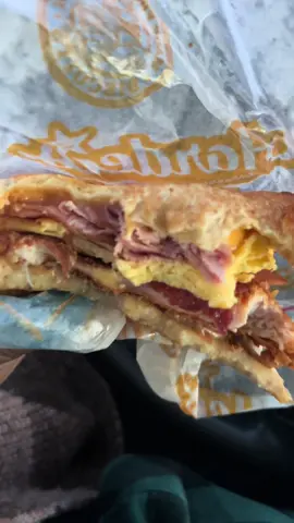 #hardees #hardeesbreakfast it’s a little on the expensive side but it’s delicious 😋🤤