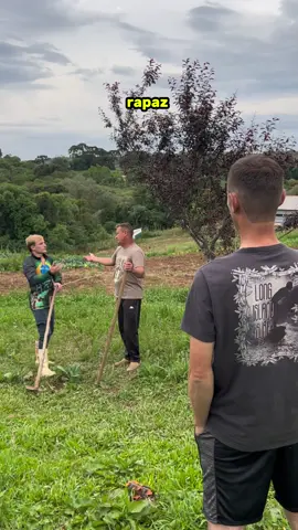 Nunca que ele ia conseguir sozinho 🤬 #senhordosaneis #frodo #sam #roça #humor 