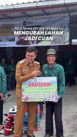 Tembakau merupakan komoditas pasar yang berpotensi meningkatkan perputaran ekonomi serta kesejahteraan masyarakat Kota Blitar yang perlu diperhatikan untuk pembudidayaan dan pengolahannya. Harapannya dengan pelatihan budidaya tembakau sekaligus pemberian bantuan sarana untuk para petani dapat memaksimalkan proses pemanfaatan tembakau di Kota Blitar🫰 #masibin #walikota #kotablitar  #tembakau #fyp 