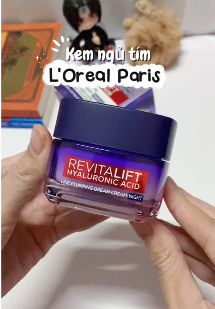 Không phải spa, cũng chẳng cần meso, chỉ cần đều đặn thoa kem đêm L’Oréal Revitalift mỗi tối ✨ Kết cấu kem mềm, tan mịn trên da, cấp ẩm sâu và khóa nước cực tốt, giúp da căng bóng, săn chắc rõ rệt sau vài đêm. Thức dậy là thấy gương mặt mướt mịn, đủ ẩm và sáng nhẹ như vừa được “reset” #duongam #kemngutim #skincare #lorealparis #fyp 