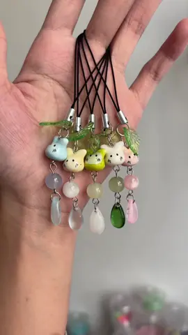 Trong những đợt nhập charm, sốp lựa ra những charm hong được “hoàn hảo” lắm so với các charm còn lại.  Vì sự hong được “hoàn hảo” đó, sốp không thể dùng các bạn này để làm vòng được 🥺 Các bạn bị sứt mẻ đôi chỗ, lỗi lõm chút xíu, bong tróc màu sơn.  Tuy vậy, sự hong được “hoàn hảo” này làm cho các bạn trở nên đặc biệt. Các bạn trở thành những móc khoá bé nhỏ xinh xinh, là phụ kiện đi kèm tô điểm thêm cho điện thoại, ví tiền,… của tụi mình nèe. Chúng ta không có ai hoàn hảo cả, vì thế tụi mình hãy bỏ qua những khuyết điểm bé nhỏ ấy, chấp nhận và vui vẻ về điều đó nheee 🫶 #mockhoa #totoro #ghibli #perfect #viral 