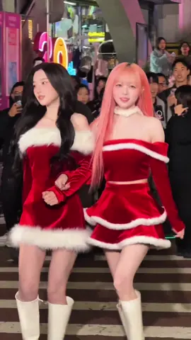 Black and pink santa #tripleS #트리플에스 #Yooyeon #Chaewon #トリプルS 