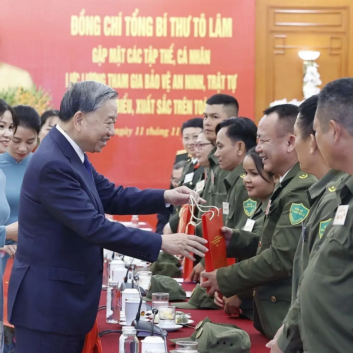 Chiều ngày 11/11/2025, tại Trụ sở Trung ương Đảng (Hà Nội); Tổng Bí Thư Tô Lâm gặp mặt thân mật các tập thể, cá nhân thuộc lực lượng tham gia bảo vệ an ninh, trật tự ở cơ sở tiêu biểu, xuất sắc trên toàn quốc.  #TongBithuToLam#ANTTCS #viewtiktok #xuhuongtiktok 