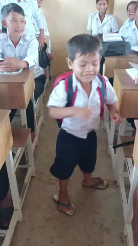 គាត់សិស្សថ្នាក់មត្តេយ្យ ចេញទៅបន្ទប់ទឹកមកវិញវង្វេងថ្នាក់ ចូលចំថ្នាក់ទី៦ គាត់ភ្លាត់មាត់ថា 