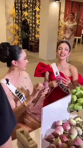 Hai chị em tập làm nữ công gia chánh🇹🇭🇻🇳#huonggiang #veenapraveenar #missuniverse #missuniverse2025 #mu 