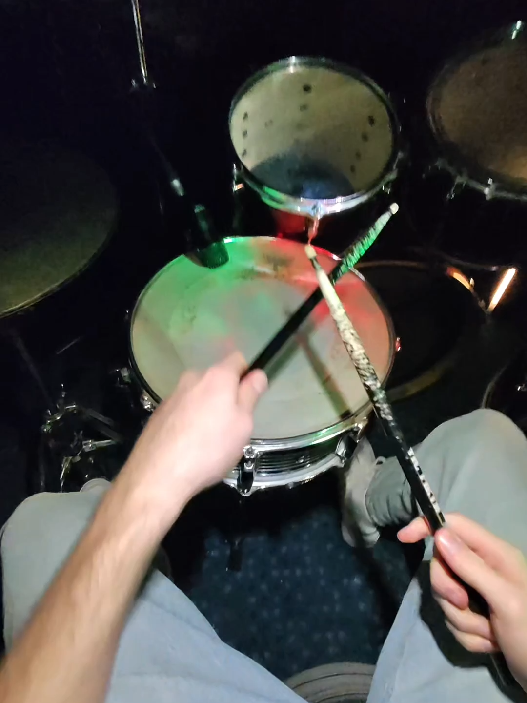 Bu şarkı 90'lı yıllarda gençleri intihara sürüklediği için yasaklanmış #muratkekilli #bateri #davulemre #türkçerock