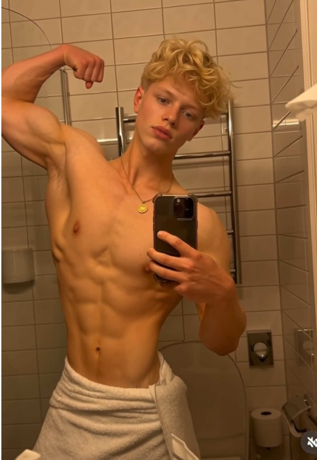 Nothing like morning mirror flexes 💪🏻 😁 #blondeboysdoingwhatblondeboysdo #lgbt #shirtless #abs #biceps 