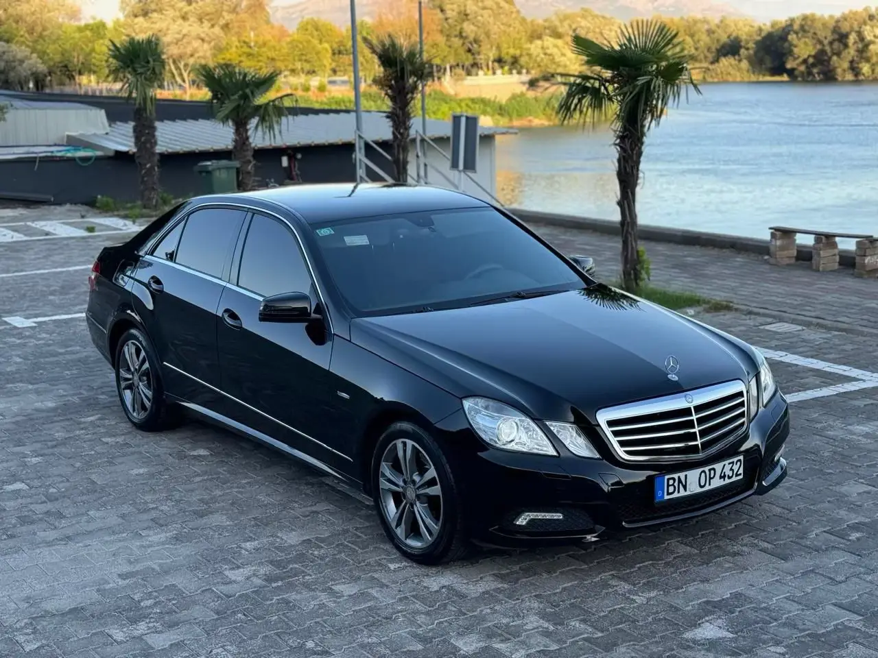 SHITET :Mercedes Benz  E Klas 250 Naft  Automat , i Sapo Ardhur Nga  🇩🇪Germania🇩🇪Me Dogan Te Paguar dhe E Sapo Targuar  ;VITIT 2010, 2 Celsa , Tapiceri lekure ,Sedile Me Memorje ,xhama te zi Origjinal , Drita bixenon ,Sensor parkimi ,pasqyra me palosje, Navi  te Madh me DVD + karikator me 6 CD ETJ( makina eshte ne super gjendje dhe shum e paster ska nevoj per asgje  Cmimi 9500€ Nr:0699993399