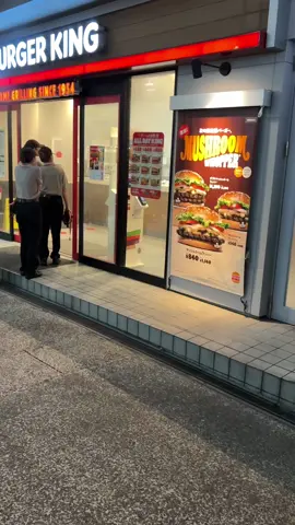 Ich habe mein Essen natürlich mit nach draußen genommen  #burgerking #kyoto #fyp #firefighters #japan 