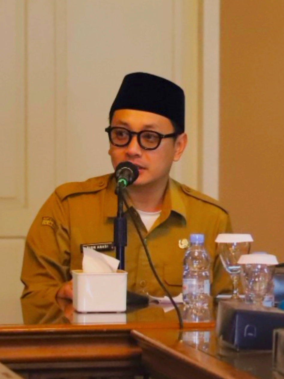 Pemkab Purworejo Dorong Sinergi Lintas Sektor, Percepat Pembangunan Gerai Kopdes Merah Putih  Purworejo - Pemerintah Kabupaten Purworejo menggelar Rapat Koordinasi Percepatan Pembentukan Koperasi Merah Putih bersama Forkopimda di Ruang Bagelen Setda, Selasa (11/11/2025). Kegiatan tersebut dihadiri oleh Wakil Bupati Purworejo Dion Agasi Setiabudi SIKom MSi, Dandim 0708 Letkol Inf Imam Purwoko SE MHI, Pj Sekda dr Tolkha Amaruddin, Kajari Purworejo Widi Trismono SH MH, dan diikuti oleh Danramil dan Camat se-Kabupaten Purworejo. Dalam arahannya, Wakil Bupati menegaskan bahwa pembentukan Koperasi Merah Putih merupakan program nasional yang wajib dilaksanakan oleh seluruh daerah, termasuk Kabupaten Purworejo. Ia meminta seluruh camat untuk aktif berkoordinasi dengan Danramil di wilayah masing-masing, karena TNI ditugaskan langsung oleh Presiden sebagai leading sector dalam percepatan program ini. Wabup menjelaskan, pemerintah daerah telah menerima surat edaran dari pemerintah pusat yang menegaskan bahwa bupati dan wali kota bertanggung jawab dalam penyediaan dukungan anggaran untuk percepatan pembangunan fisik gerai, pergudangan, dan kelengkapan koperasi di desa-desa. Penganggaran tersebut dilakukan melalui perubahan penjabaran APBD Tahun 2025, bukan melalui APBD 2026. Ia juga menekankan pentingnya pemetaan lahan dan kesiapan lokasi pembangunan gerai koperasi, karena target penyelesaian ditetapkan hingga 31 Januari 2026. “Saya minta dilakukan inventarisasi dan pemetaan lahan secara detail. Pastikan mana lahan yang termasuk lahan hijau dan mana yang bisa digunakan untuk pembangunan gerai koperasi. Karena banyak lahan desa yang masih berupa sawah, sementara anggaran pusat tidak mencakup biaya pengerukan lahan. Targetnya, seluruh gerai koperasi ini harus selesai paling lambat 31 Januari 2026,” ujarnya. Kabupaten Purworejo menargetkan terbentuknya 454 koperasi, dengan fokus awal pada 107 koperasi yang telah siap dibangun. Sementara itu, Dandim 0708 Letkol Inf Imam Purwoko Se MHI, mengajak seluruh pihak untuk bergotong royong menyukseskan program tersebut. Ia menyampaikan bahwa telah disiapkan anggaran Rp21,4 miliar untuk pembangunan 107 titik gerai koperasi. Ia meminta seluruh Danramil bersama camat memastikan kesiapan lahan agar pembangunan dapat berjalan sesuai target. Melalui rapat koordinasi ini, Forkopimda dan pemerintah daerah berkomitmen mendukung penuh percepatan pembentukan Koperasi Merah Putih sebagai langkah memperkuat ekonomi masyarakat di Kabupaten Purworejo.