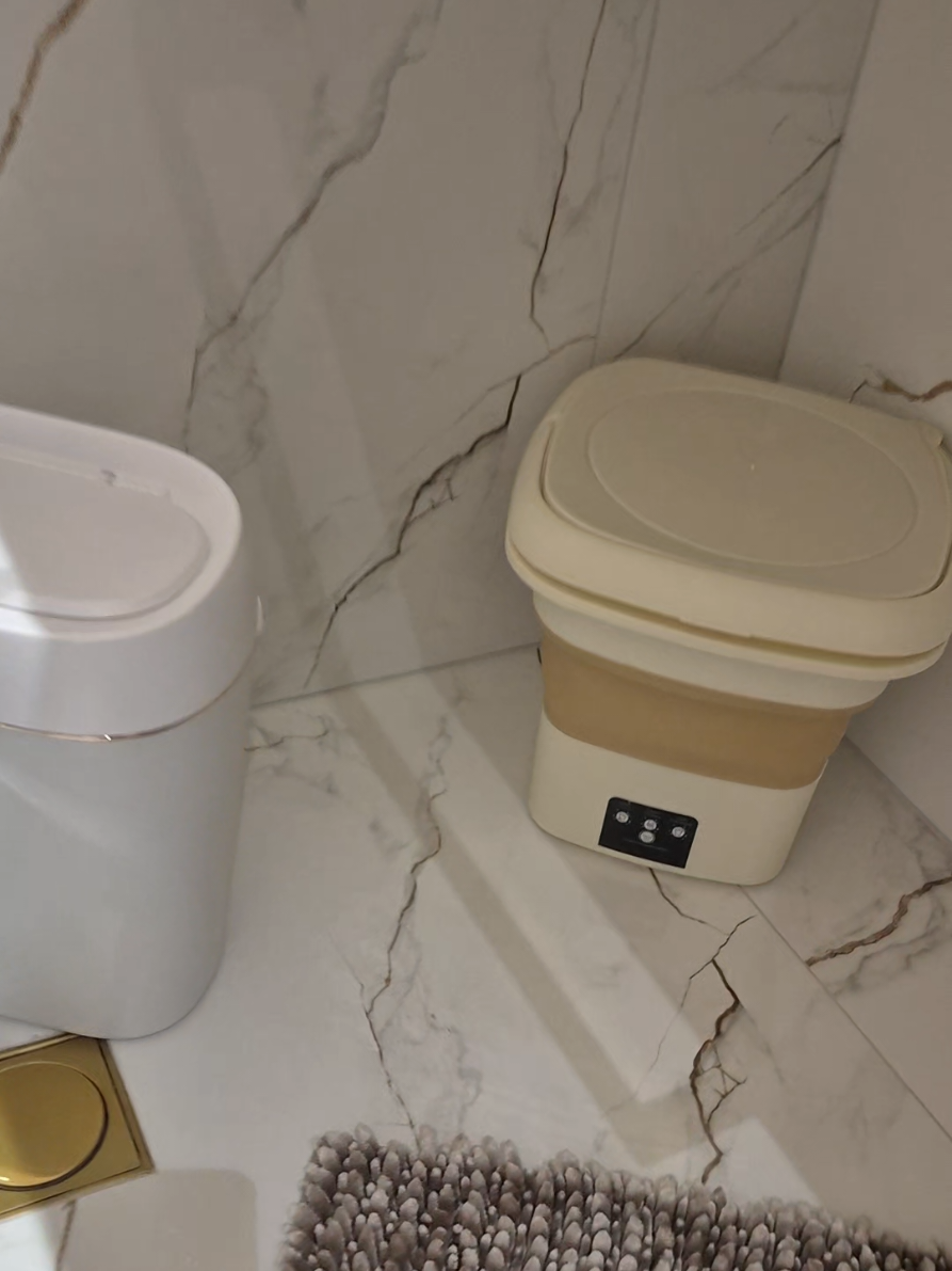 Esse mini tanquinho/balde lava-roupas é perfeito para facilitar a sua rotina! 💧✨ Ideal para lavar roupas íntimas, meias, pano de chão, pano de prato e pano de pia sem misturar com as roupas do dia a dia. Prático, compacto e superhigiênico, ele mantém tudo limpinho com muito mais cuidado e economia. Um item versátil que resolve a vida de quem ama praticidade! 🧺💛 #MiniTanquinho #BaldeLavaRoupas #CasaPrática #RotinaDoméstica #LavarRoupas 