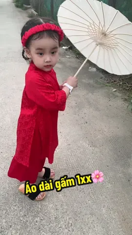 Áo dài tân cho bé gái mặc tết đi chơi đi lễ đi chùa, chất liệu gấm hoa màu đỏ tặng kèm bờm cao cấp #minuongkidsfashion #dotetbegai #aodaichobe #aodaibegai #thoitrangbegai  @Mị Nương Kids Fashion  @Mị Nương Kids Fashion  @Mị Nương Kids Fashion 