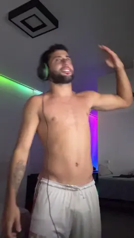 O menino de fone está voltou 😂