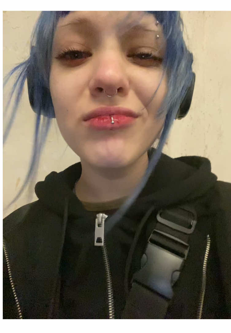 я не могу оторвать от него взгляд когда прохожу мимо