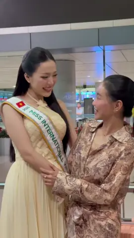 Dì Dung đã có mặt tiễn hoa hậu Kiều Duy đi thi Miss International #hoahau #tintuc #xuhuong #fyp #news 
