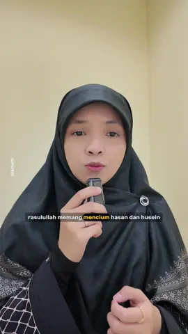 HADIST RASULULLAH DAN ADAB DALAM MENCIUM ANAK Rasulullah ﷺ memang mencium Hasan dan Husain, tapi itu cucu beliau sendiri , di rumah, dengan kasih sayang dan adab. Beliau tidak pernah mencium anak orang lain tanpa izin, tidak dilakukan berkali-kali di depan banyak orang, dan tidak ada unsur sensual sedikit pun. Dari Abu Hurairah radhiyallahu ‘anhu berkata: Rasulullah ﷺ mencium Hasan bin Ali, sedangkan di sisi beliau ada Al-Aqra’ bin Habis yang sedang duduk. Lalu Al-Aqra’ berkata: “Aku punya sepuluh anak, dan belum pernah mencium satu pun dari mereka.” Maka Rasulullah ﷺ memandangnya dan bersabda: “Barangsiapa tidak menyayangi, maka ia tidak akan disayangi. (HR. Bukhari & Muslim) Hadis ini mengajarkan bahwa kasih sayang itu penting, tapi harus disertai adab dan kehormatan. 🌿 Aturan Mencium Anak dalam Islam 1. Hanya untuk keluarga dekat (mahram). 2. Dengan izin dan kenyamanan anak. 3. Tidak berlebihan atau dilakukan di depan umum. 4. Tanpa unsur sensual atau ketertarikan fisik. 5. Kasih sayang bisa ditunjukkan tanpa sentuhan. 💬 Pesan untuk Orang Tua Kalau ada orang ingin mencium anak kita,boleh banget menolak dengan lembut: “Maaf ya.. mohon untuk tidak mencium anak saya” Kasih sayang dalam Islam itu bukan soal sering menyentuh, tapi bagaimana kita menjaga kehormatan dan fitrah anak. 🤍 Yuk sebagai orang tua, pahami mengenai fitrah seksualitas anak, jika ada yg mencium anak kita, dan itu lawan jenis diluar keluarga, harap menolak atau jangan diberikan begitu saja. 😢.. kalau mau tau lebih jauh, komen “FITRAH” kami ada ebook kegiatan menumbuhkan fitrah anak untuk usia 0-14 tahun, ebook ini membantu pengasuhan dan memahami fitrah anak anak (Pastikan sudah follow agar DM -nya masuk)