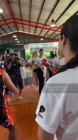 Con porte y seguridad, Fátima Bosch, actual Miss Universo México 🇲🇽, hizo gala de sus habilidades en artes marciales, demostrando que la belleza también puede ser sinónimo de fuerza y carácter.
