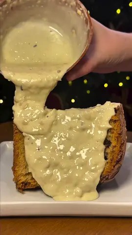 O queridinho voltou ainda mais irresistível! 😍✨ O Panettone sabor Mil Folhas chegou com um toque especial: vem com potinho de calda para esquentar e despejar por cima, além de pedaços de mil folhas que deixam tudo ainda mais crocante e delicioso. Um verdadeiro espetáculo de sabor que vai conquistar seus clientes e turbinar suas vendas neste Natal! #vendadireta #cacaushow #revendedores #natal #viral 