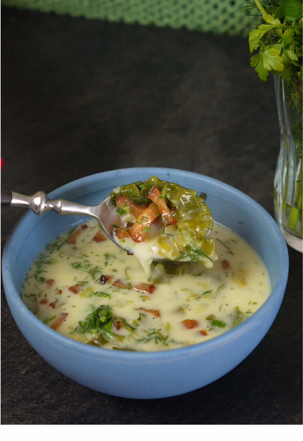 🥬 Zamă de șălate ardelenească (ciorbă de salată verde) 🔸 Ingrediente: • 2-3 linguri de slănină afumată (sau bacon/speck), tăiată cubulețe • 1 legătură ceapă verde • 2-3 căpățâni de salată verde (tăiată mare sau ruptă cu mâna) • 4 litri de apă • 500 g iaurt grecesc (10%grăsime) • 4 ouă • 3-4 linguri de oțet sau zeamă de lămâie (după gust) • Sare și piper – după gust • 3-4 căței de usturoi frecați cu sare (de pus la final)  • 1 legătură de mărar+ pătrunjel proaspăt, tocat Modul de preparare îl găsești în video!  Dacă ai întrebări te rog frumos să mi le lași în comentarii 🫶 Ce notă primește supa mea de salată?  Dacă ți-a plăcut ideea mea nu uita să salvezi rețeta și să mă urmărești pentru mai multe alte rețete delicioase și sănătoase 🫶 • • #mancare #mancaretraditionala #zama #supa #ciorba #ardeal #slanina #mancaresanatoasa  #traditonal #fypromania 